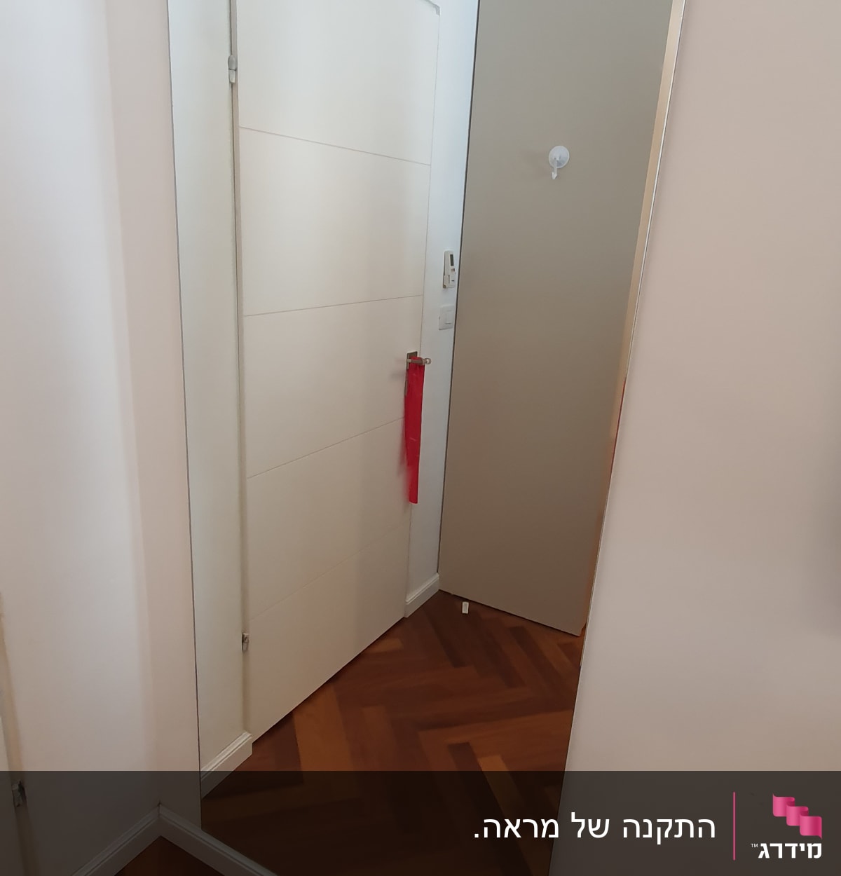 מראה גדולה על קיר לבן בחדר